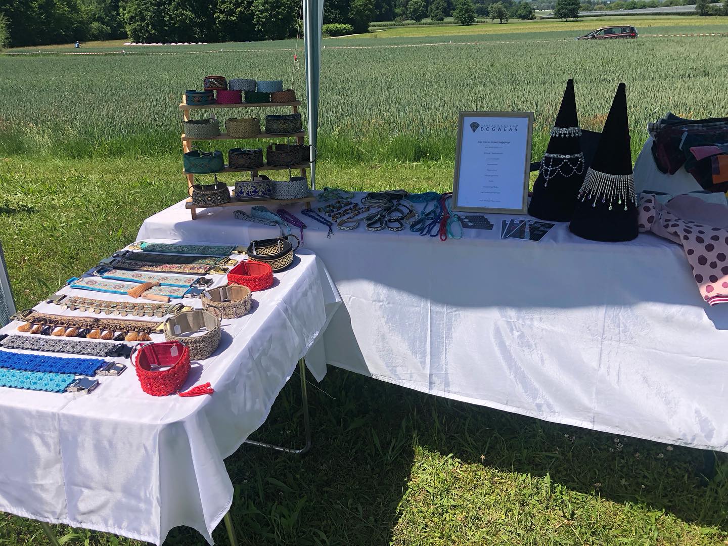 Auslage mit Halsbändern, Schmuckbändern und EM-Ketten am Marktstand